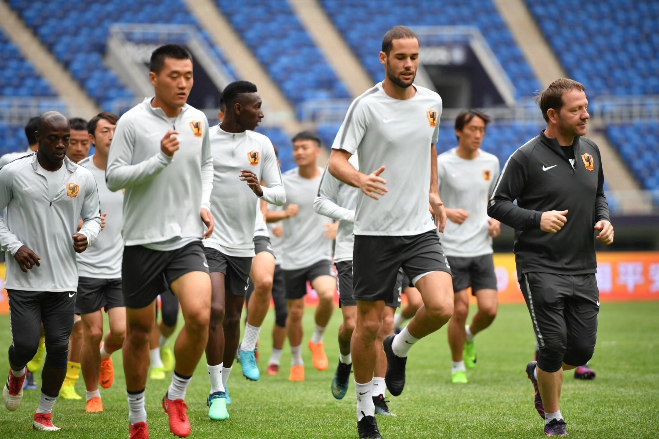 九游网页版入口-冲刺阶段上海久事远射贴柱：欧联节点到来，压力陡增，赛程密集仍需轮换
